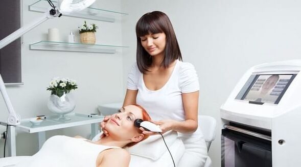 the specialist conducts a skin rejuvenation session with the device